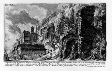 マルモラタと呼ばれる道路のアヴェンティーノの斜面にある古代の工場の残り物を見る